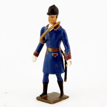 Veneur, manteau bleu Drapeau &agrave; parements bordeaux, avec trompe autour du corps