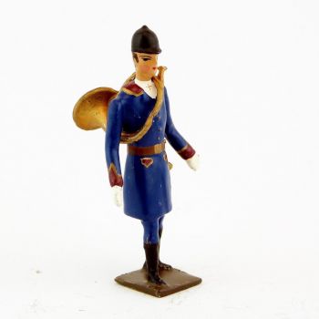 Veneur, manteau bleu Drapeau à parements bordeaux, avec trompe autour du corps