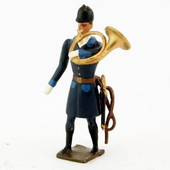 Veneur, manteau bleu Pompiers &agrave; parements bleu Gentiane, sonnant de la trompe (g