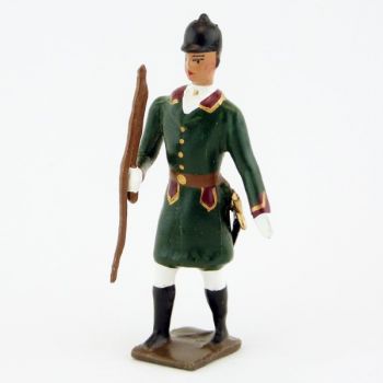 Veneur, manteau vert Russe &agrave; parements bordeaux, avec fouet &agrave; la main