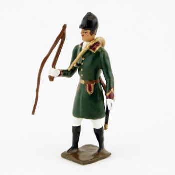 Veneur, manteau vert Russe &agrave; parements bordeaux, avec fouet &agrave; la main et trompe