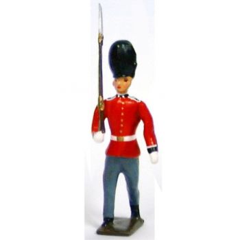 Fantassin des Gardes de la Reine d'Angleterre, fusil sur l'&eacute;paule droite