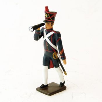 officier des artilleurs de la ligne, gu&ecirc;tres blanches, regardant &agrave; la longue-vue