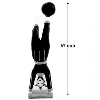 clown acrobate avec ballon en équilibre