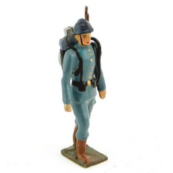 fantassin de l'infanterie de ligne en tunique bleu horizon, fusil en bandoulière