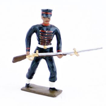 fantassin de l'infanterie japonaise &agrave; l'assaut, fusil dans les mains