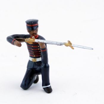 fantassin de l'infanterie japonaise &agrave; genou, fusil en joue