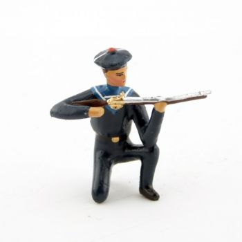 matelot des marins bleus &agrave; genou, fusil en joue
