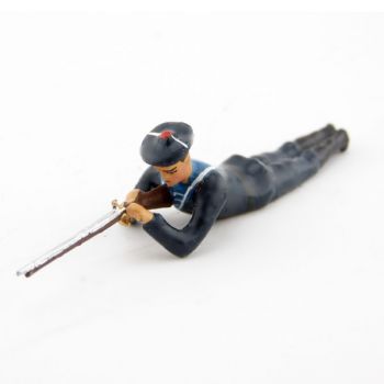 matelot des marins bleus couch&eacute;, fusil en joue