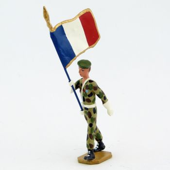 Porte-drapeau en b&eacute;r&ecirc;t vert, crispins blancs, tenue camouflage - L&eacute;gion Etrang&egrave;r