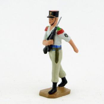 Sous-officier avec Famas, tenue Terre de France - L&eacute;gion Etrang&egrave;re (S.E.A)