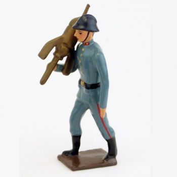 artilleur de tranch&eacute;es avec torpille sur l'&eacute;paule