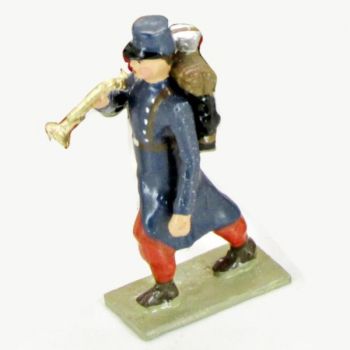 Clairon de l'Infanterie 1870 en capote bleue, pantalon garance, k&eacute;pi drap&eacute; bleu