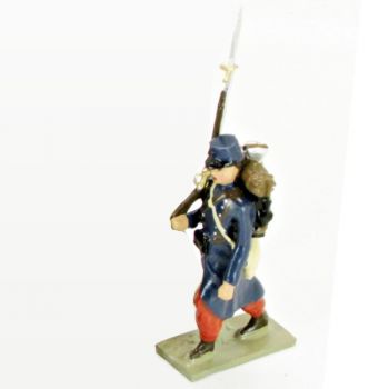 Fantassin de l'Infanterie 1870 en capote bleue et pantalon garance, k&eacute;pi drap&eacute; b