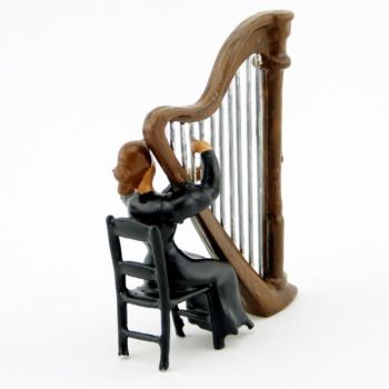 musicienne de l'orchestre assise jouant de la harpe (2 p.)