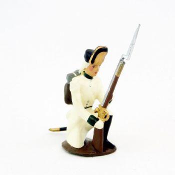 fantassin de l'infanterie autrichienne &agrave; genou, fusil au pied