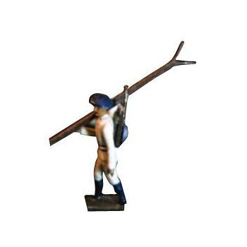 fantassin des chasseurs alpins en tenue d'hiver (blanc), skis sur l'&eacute;paule