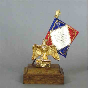 Aigle doré et étendard sur socle bois