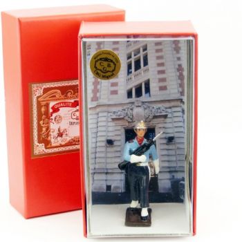 pompier avec Famas en coffret de pr&eacute;sentation