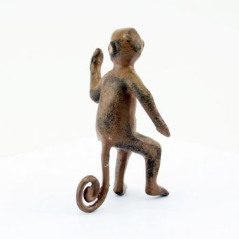 Singe appuyé sur sa queue