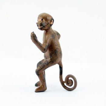 Singe appuyé sur sa queue