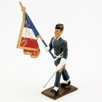 Porte-drapeau du Prytan&eacute;e National Militaire de la Fl&egrave;che au d&eacute;fil&eacute;