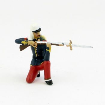 L&eacute;gionnaire avec couvre-nuque &agrave; genou, fusil en joue