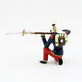 Légionnaire avec couvre-nuque à genou, fusil en joue