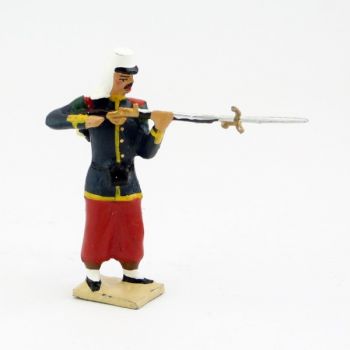 L&eacute;gionnaire avec couvre-nuque debout, fusil en joue