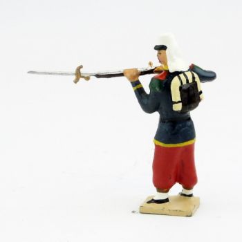 Légionnaire avec couvre-nuque debout, fusil en joue