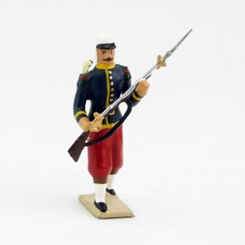 L&eacute;gionnaire avec couvre-nuque chargeant fusil dans les mains