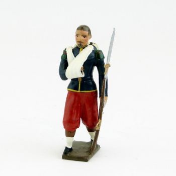 l&eacute;gionnaire debout bless&eacute;, bras en &eacute;charpe