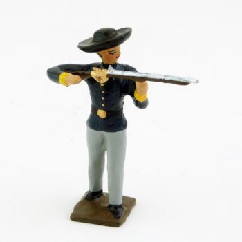 Mexicain, fusil en joue, sombrero noir