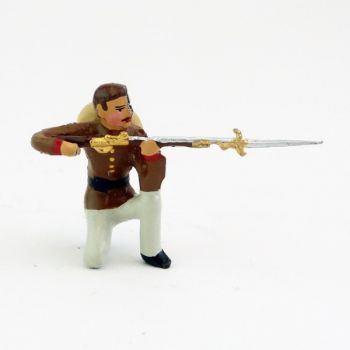 Mexicain &agrave; genou, fusil en joue, chapeau dans le dos