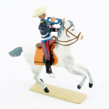 Cavalier mexicain avec trompette sur cheval blanc cabré