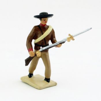 Mexicain avançant, fusil dans les mains