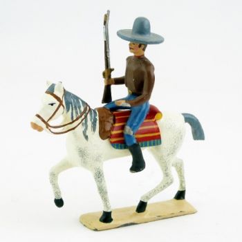 Cavalier mexicain avec fusil sur cheval au pas