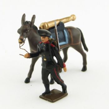 Artilleur de montagne tirant un mulet avec tube (canon) sur le dos