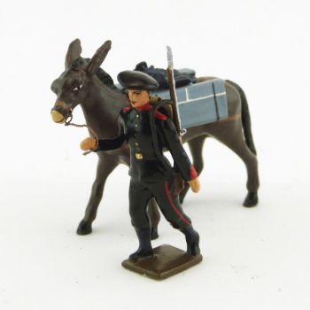 Artilleur de montagne tirant un mulet avec caisses a munitions sur le dos