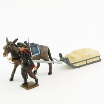 Artilleur de montagne tirant un mulet tirant luge b&acirc;ch&eacute;e