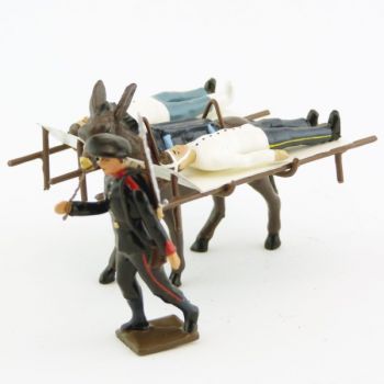 Artilleur tirant un mulet avec brancards transportant deux bless&eacute;s allong&eacute;s