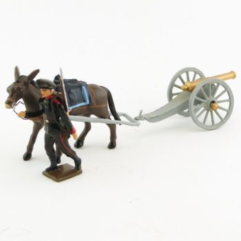 Artilleur de montagne avec un mulet tirant canon de montagne