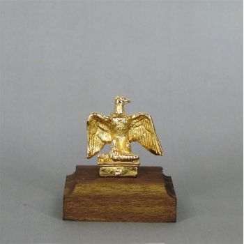 Aigle dor&eacute; seul sur socle bois