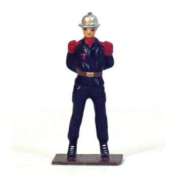 Pompier de garde, bras dans le dos