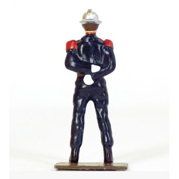 Pompier de garde, bras dans le dos