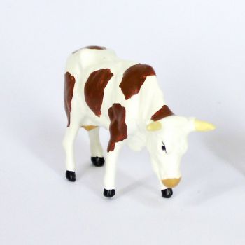 Vache marron brouttant