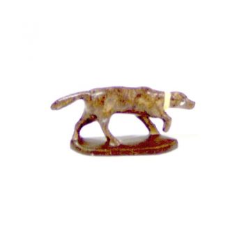 Chien marron clair, collier beige