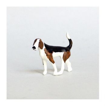 Chien de chasse &agrave; courre (Beagle) gueule vers la gauche