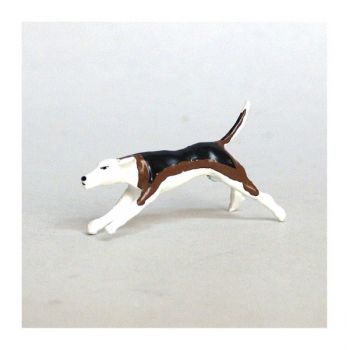 Chien de chasse &agrave; courre (Beagle) courant par-dessus un buisson