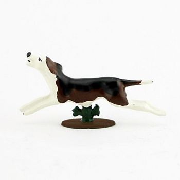 Chien courant par-dessus un buisson